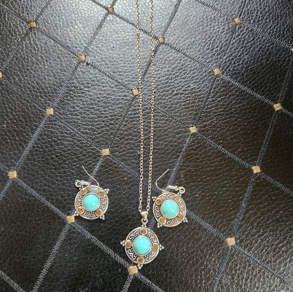 Brand new earrings and necklaces sets - Picture 3 of 3